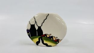 A LORNA BAILEY "THE POTTERIES" VASE, BEARING SIGNATURE H 10CM.