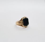 AN ANTIQUE 9CT GOLD SIGNET RING SET WITH A BLOOD STONE PANEL.