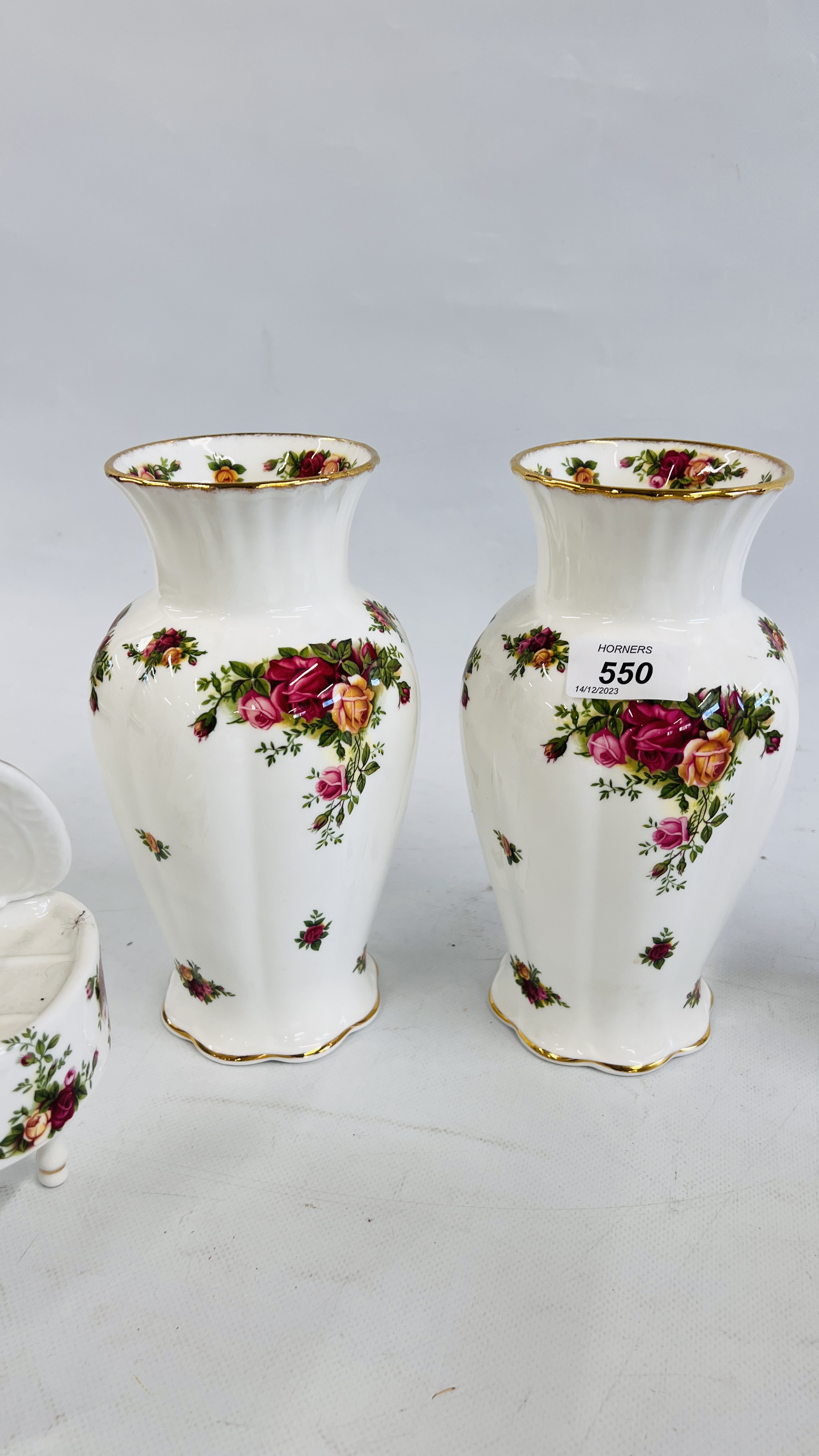 A GROUP OF ROYAL ALBERT OLD COUNTRY ROSES TO INCLUDE A PAIR OF VASES, A WISHING WELL, PIANO, - Image 12 of 13
