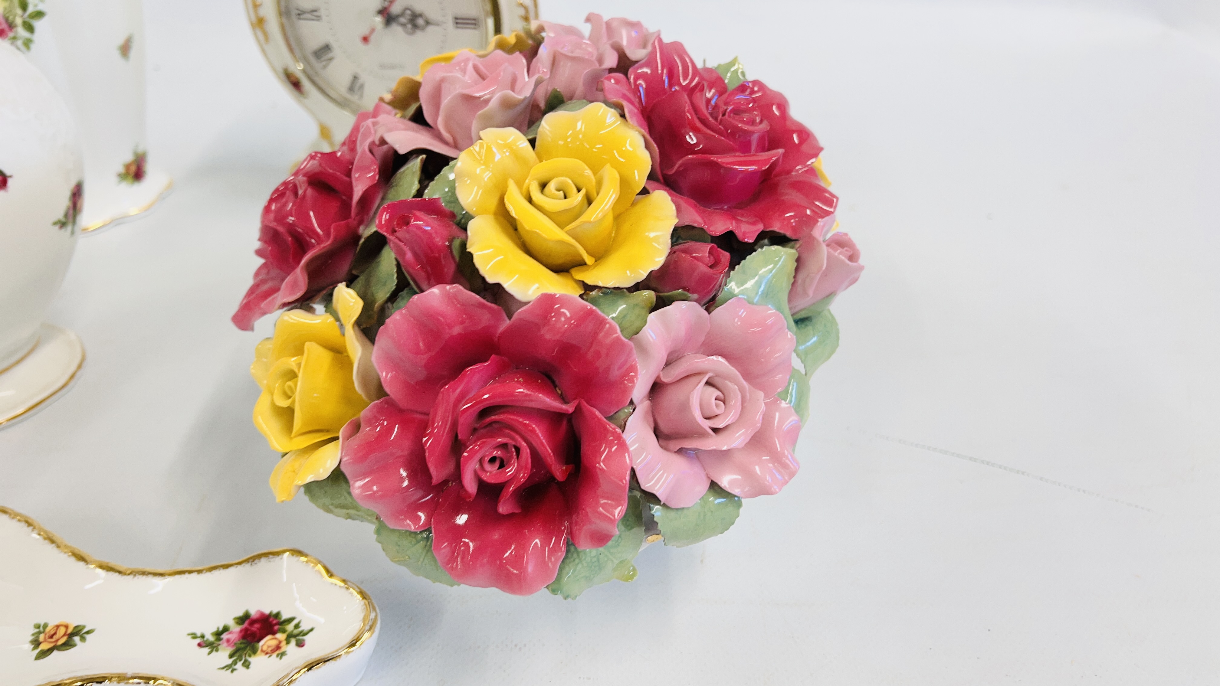 A GROUP OF ROYAL ALBERT OLD COUNTRY ROSES TO INCLUDE A PAIR OF VASES, A WISHING WELL, PIANO, - Image 5 of 13