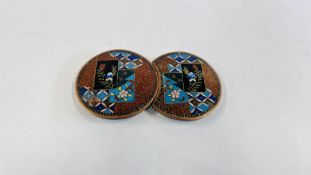 A VINTAGE ORIENTAL CLOISONNE ENAMEL BUCKLE OF CIRCULAR FORM L 8.5CM X DIAMETER 4.5CM.