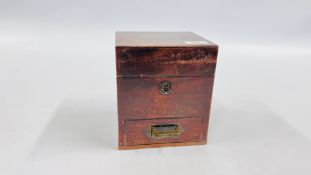 AN ANTIQUE MAHOGANY APOTHECARY BOX RETAINING SOME ORIGINAL GLASS BOTTLES. W 17 X D 15.5 X H 19CM.