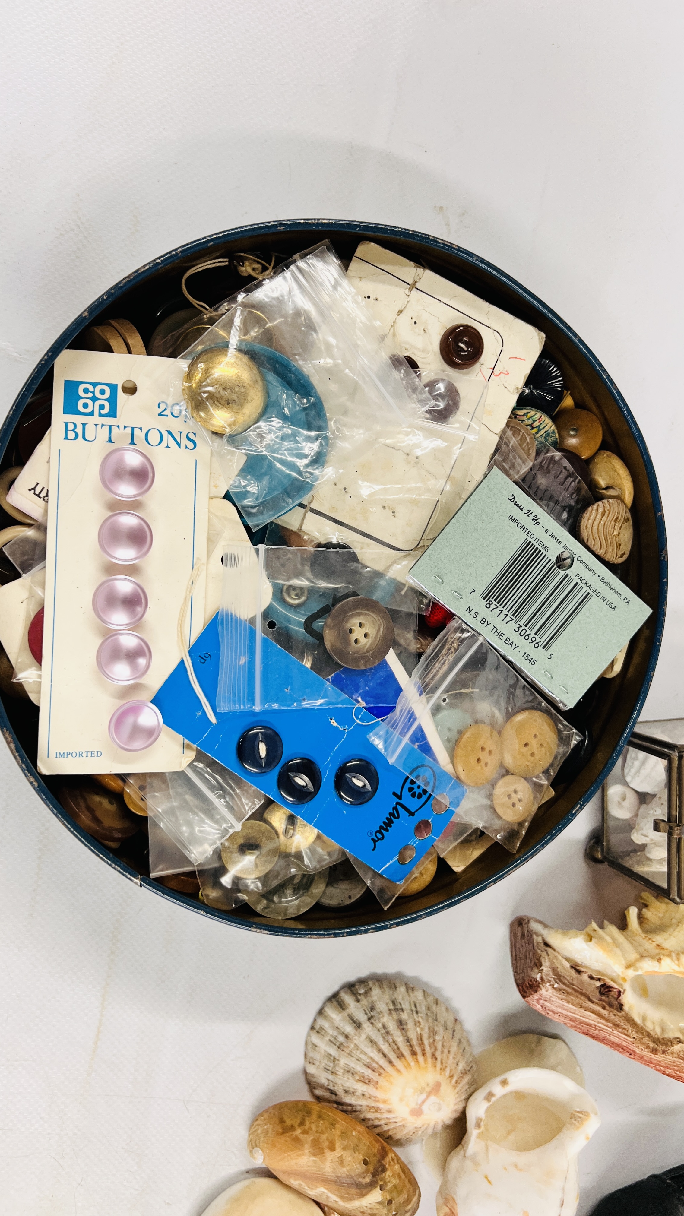 A BOX OF ASSORTED COLLECTIBLES TO INCLUDE BUTTONS AND SEWING ACCESSORIES, - Image 16 of 17