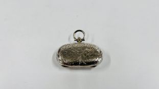 AN ANTIQUE SILVER DOUBLE SOVEREIGN CASE, ENGRAVED DETAIL, BIRMINGHAM ASSAY 1902 W.H.S, L 5CM.