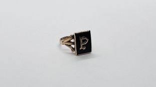 AN ANTIQUE MOURNING RING WITH CENTRAL RECTANGULAR ONYX STONE,