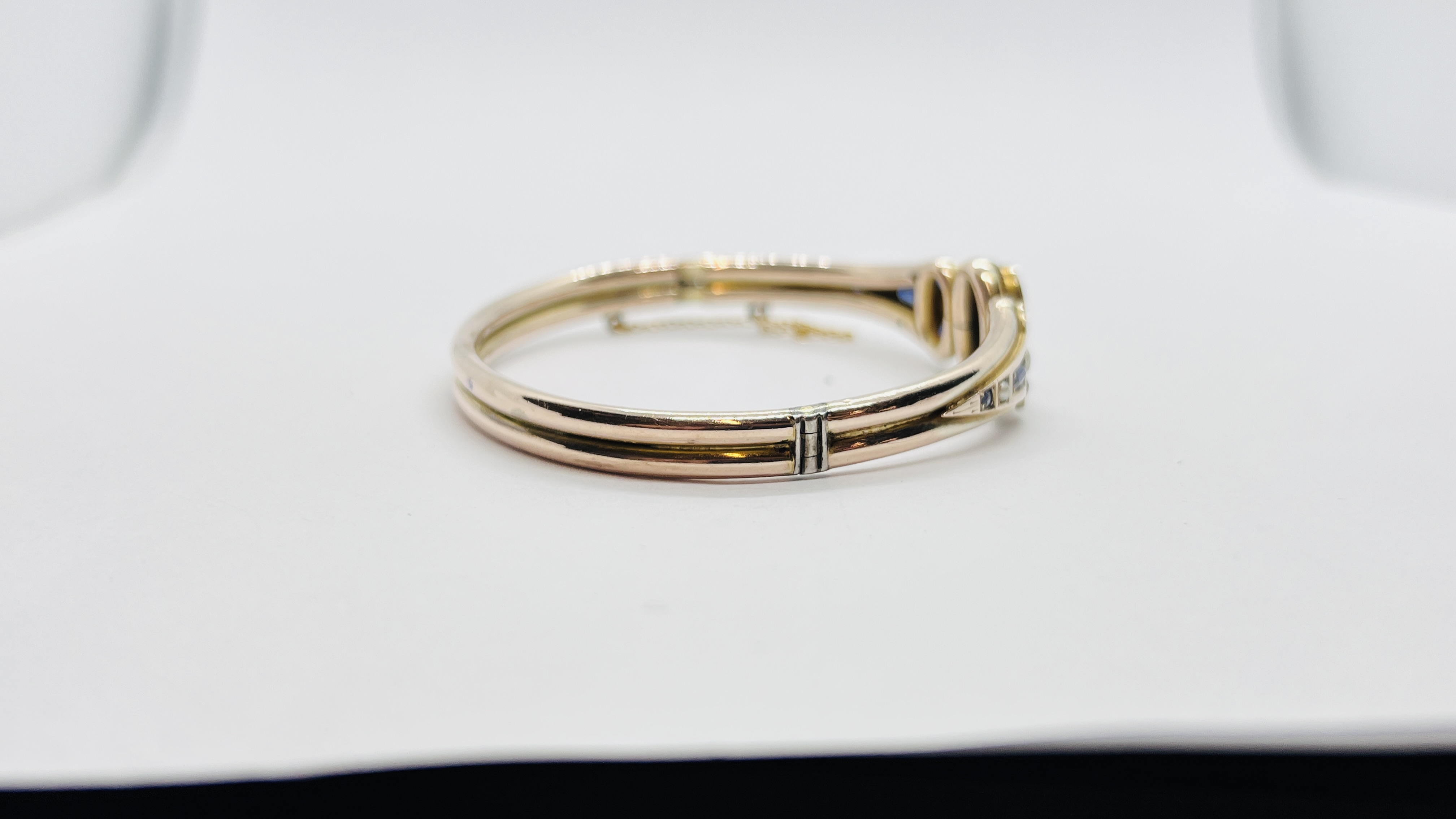 AN IMPRESSIVE EDWARDIAN HINGED YELLOW METAL BANGLE AND SAFETY CHAIN INSET WITH A DIAMOND, - Image 4 of 10