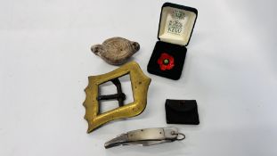 A GROUP OF COLLECTABLES TO INCLUDE A HEAVY VINTAGE BRASS BUCKLE, W 11CM X H 9.