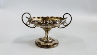 A VINTAGE SILVER TWIN HANDLED SINGLE PEDESTAL BOWL, CHESTER ASSAY, H 8CM X W 13CM.