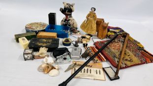 A BOX OF ASSORTED COLLECTIBLES TO INCLUDE BUTTONS AND SEWING ACCESSORIES,