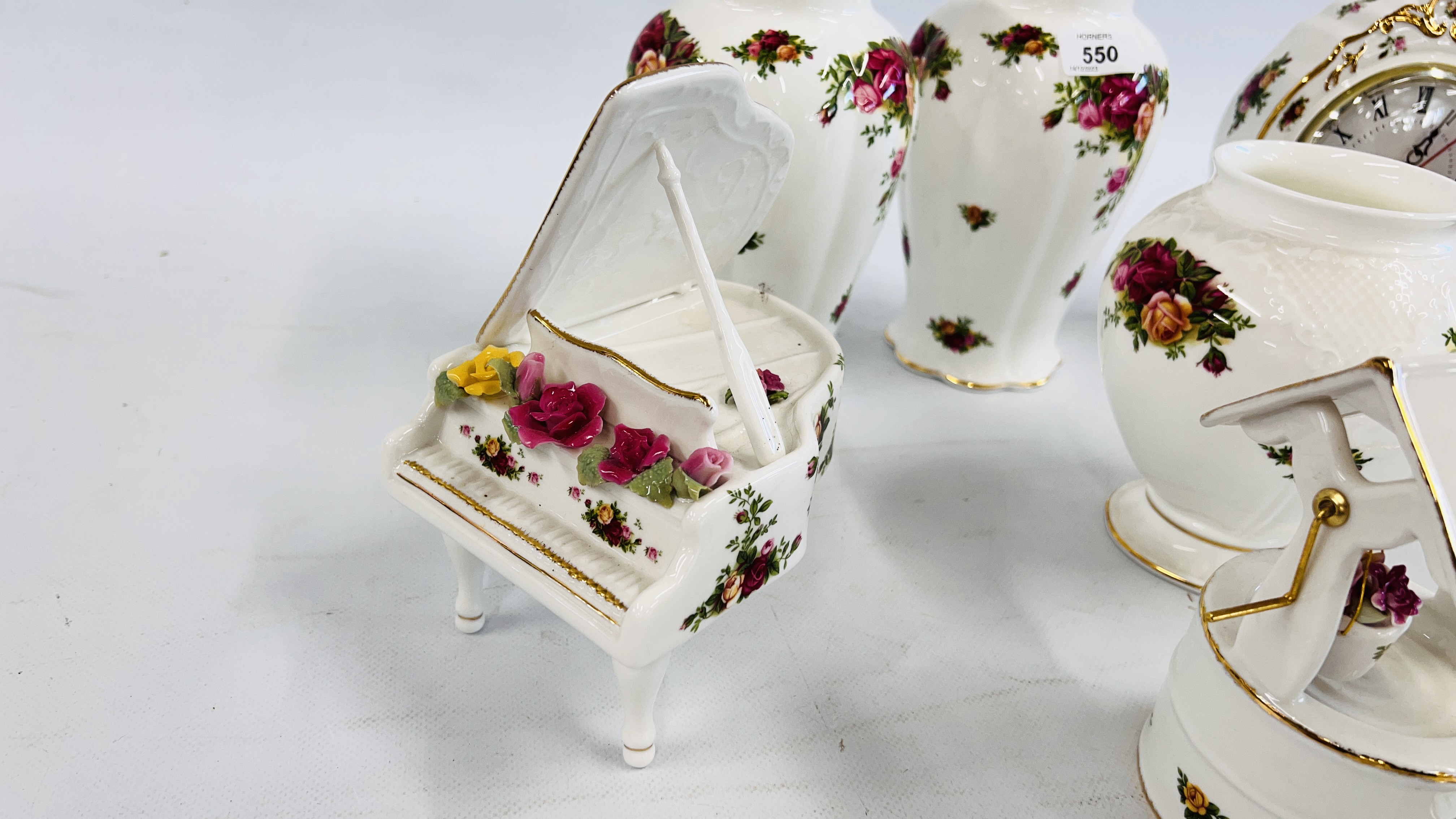 A GROUP OF ROYAL ALBERT OLD COUNTRY ROSES TO INCLUDE A PAIR OF VASES, A WISHING WELL, PIANO, - Image 9 of 13