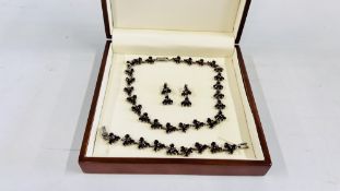 A SILVER MARCASITE AND GARNET SET TO INCLUDE NECKLACE, BRACELET AND EARRINGS IN A WOODEN BOX.