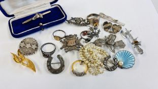 A GROUP OF ASSORTED MAINLY SILVER VINTAGE JEWELLERY TO INCLUDE BROOCHES TO INCLUDE MIZPAH AND