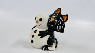 A LORNA BAILEY COLLECTORS CAT WITH SNOWMAN, BEARING SIGNATURE H 10.5CM.