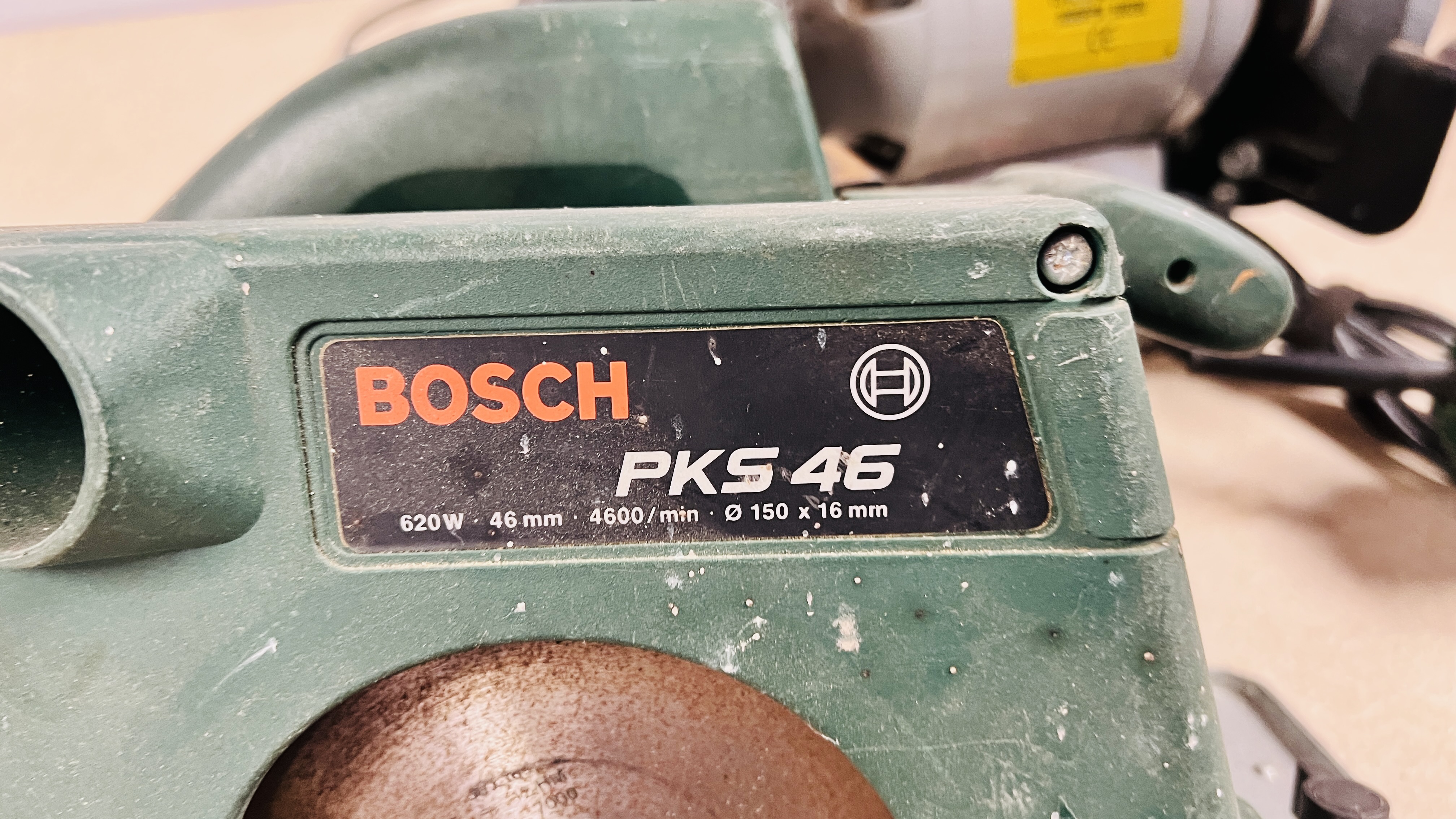 BOSCH PKS 46 CIRCULAR SAW, WICKES BENCH GRINDER + BOSCH POF 500 A ROUTER - SOLD AS SEEN. - Image 2 of 5