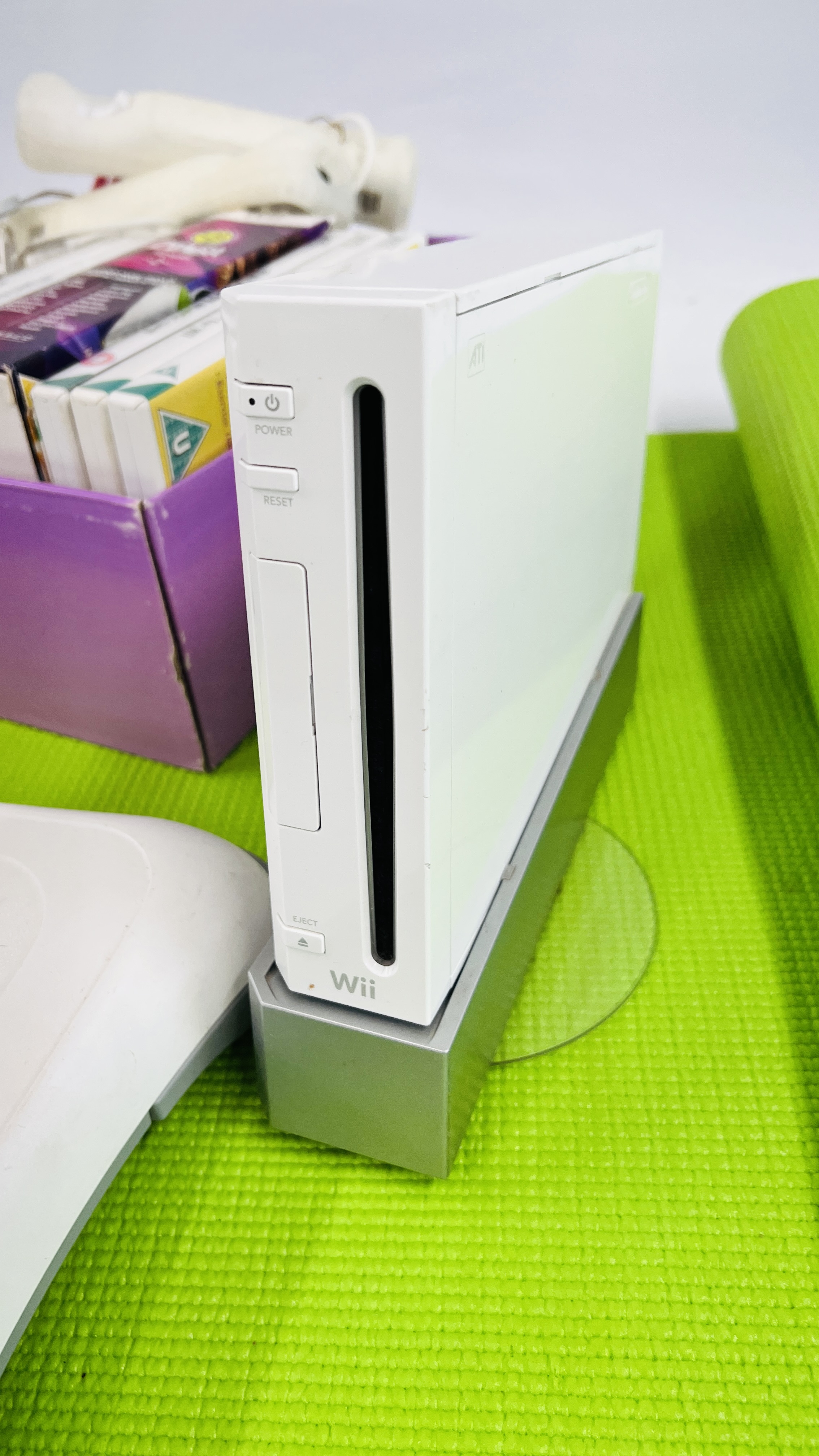 NINTENDO WII CONSOLE WITH BALANCE BOARD, GAMES, MAT AND ACCESSORIES. A/F CONDITION - SOLD AS SEEN. - Image 5 of 5