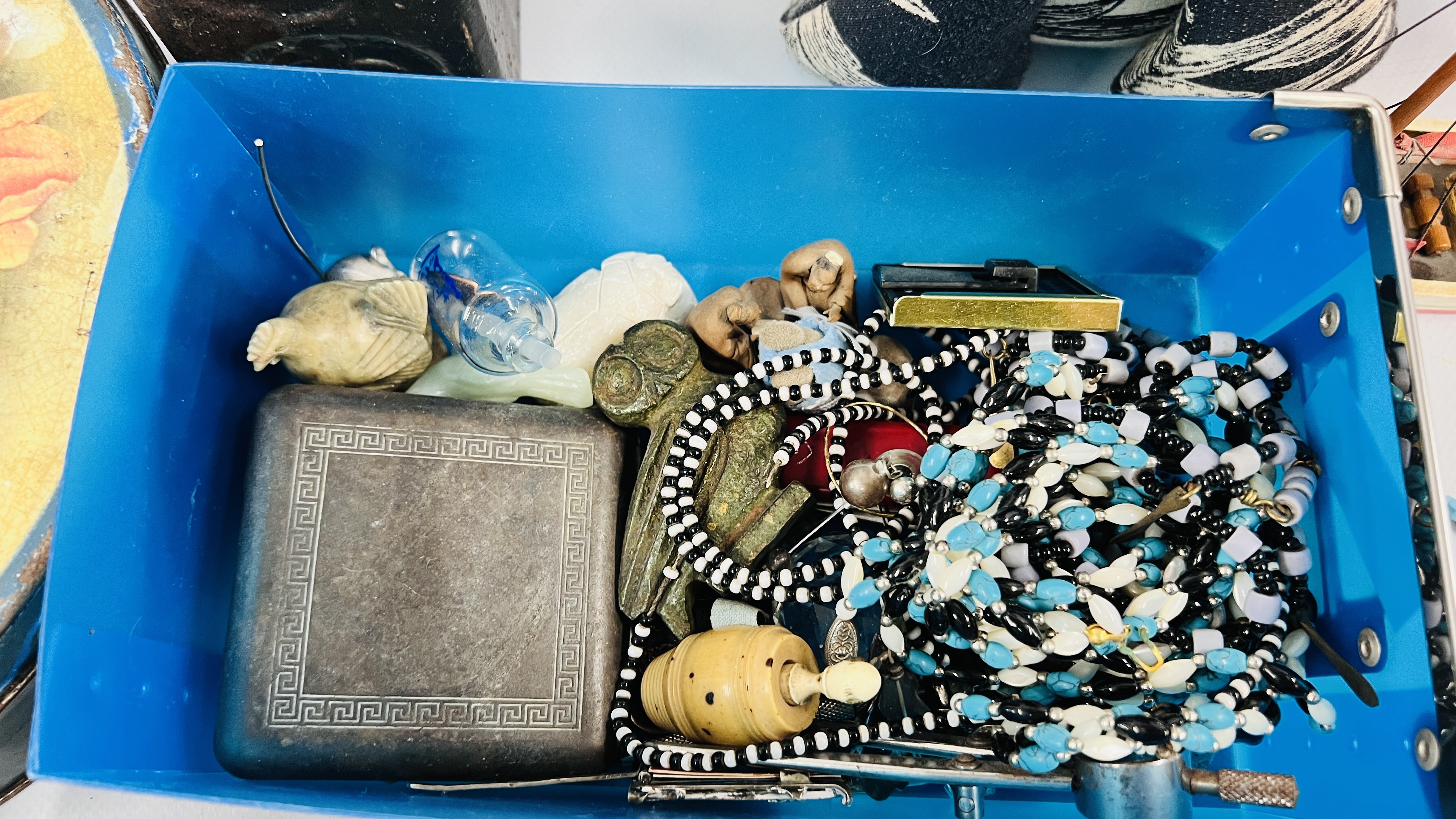 A BOX OF ASSORTED COLLECTIBLES TO INCLUDE BUTTONS AND SEWING ACCESSORIES, - Image 9 of 17