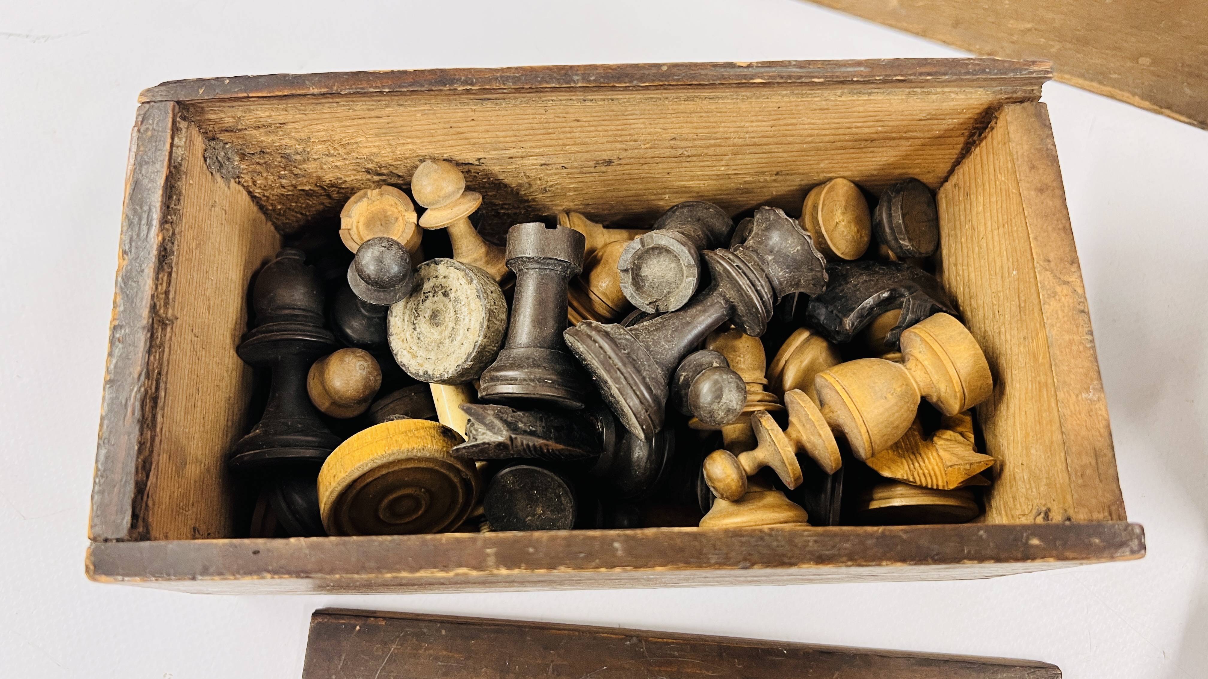 A BOX OF VINTAGE GAMES TO INCLUDE A WOODEN CHESS SET AND A SUPERIOR BONE AND EBONY DOMINOES IN - Image 4 of 6