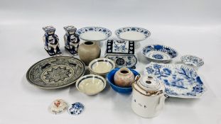 A GROUP OF MAINLY BLUE AND WHITE ORIENTAL CERAMICS TO INCLUDE A PAIR OF TAZZAS, GINGER JARS,
