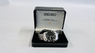 A GENT'S "SEIKO" KINETIC SPORTS 200 WRIST WATCH IN ORIGINAL BOX WITH GUARANTEE AND INSTRUCTIONS