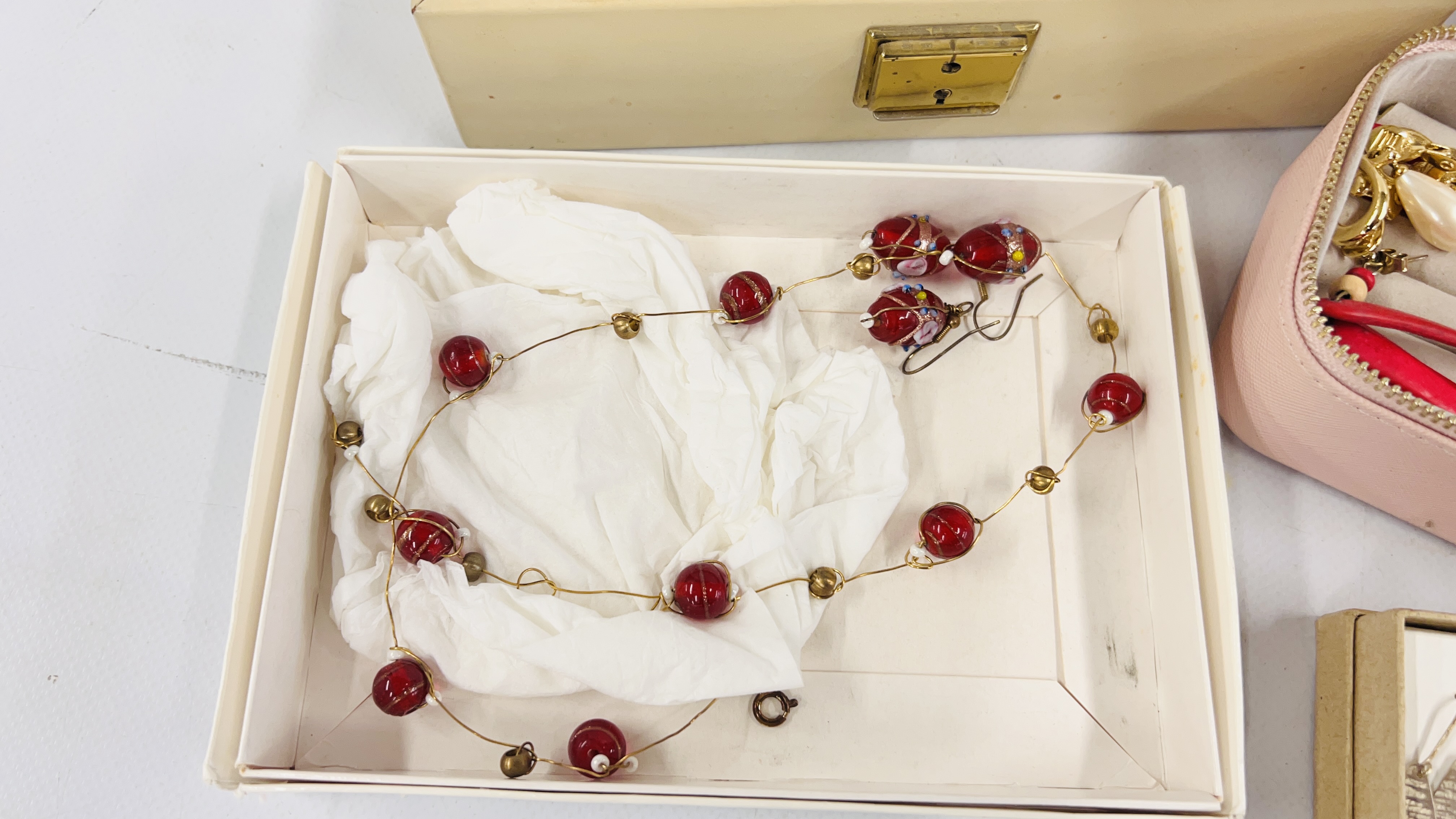A SHOE BOX AND JEWELLERY BOX CONTAINING AN EXTENSIVE COLLECTION OF SILVER AND COSTUME JEWELLERY, - Image 4 of 8