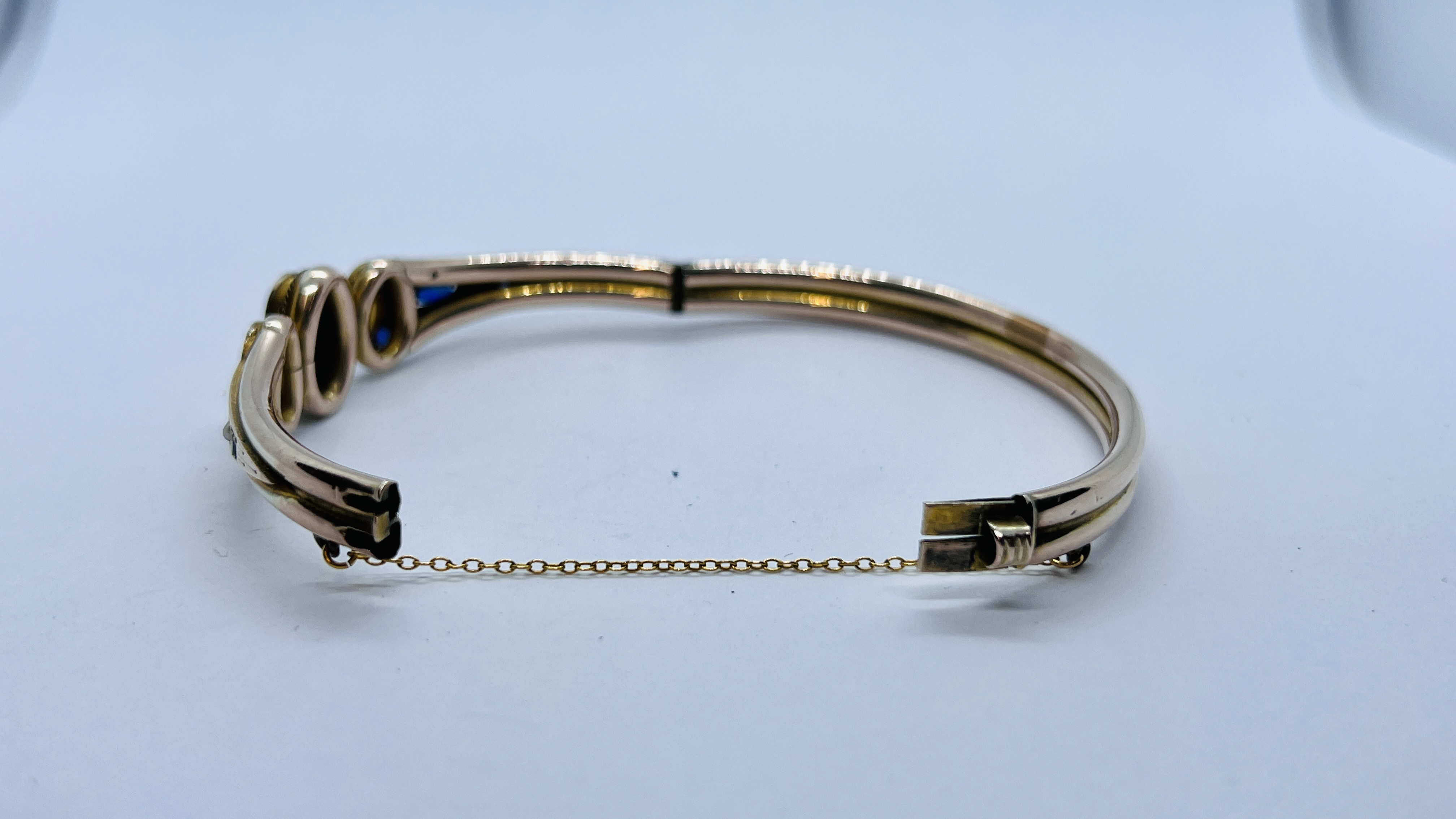 AN IMPRESSIVE EDWARDIAN HINGED YELLOW METAL BANGLE AND SAFETY CHAIN INSET WITH A DIAMOND, - Image 8 of 10