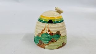 A CLARICE CLIFF BIZARRE HONEY POT AND COVER, DECORATED PREDOMINANTLY IN GREEN AND YELLOW, 9.
