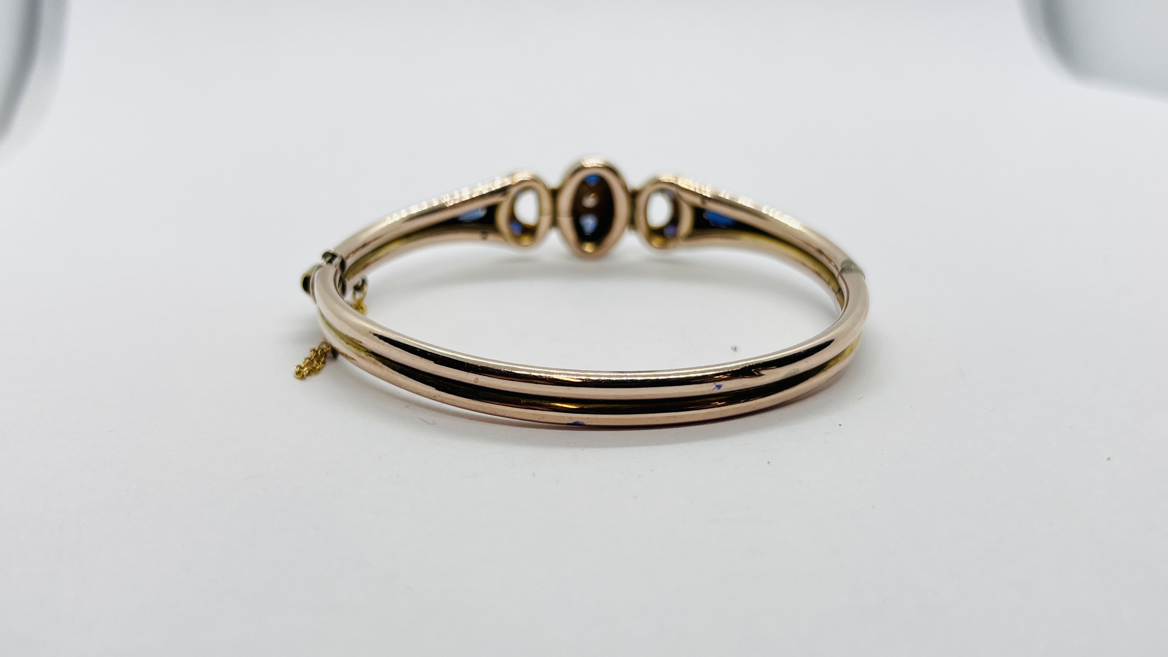 AN IMPRESSIVE EDWARDIAN HINGED YELLOW METAL BANGLE AND SAFETY CHAIN INSET WITH A DIAMOND, - Image 5 of 10