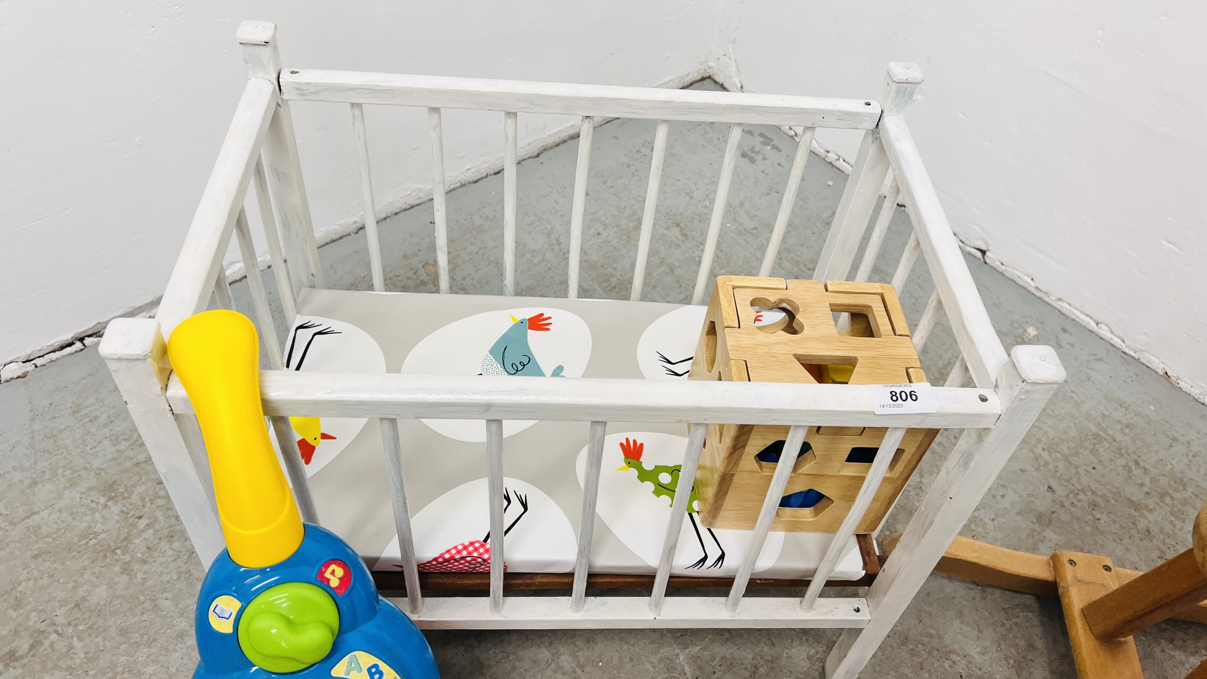 A GROUP OF WOODEN CHILDREN'S TOYS TO INCLUDE ROCKING HORSE, TEDDY BEAR, STOOL, ABACUS ETC. - Image 4 of 6