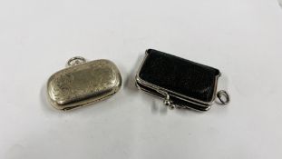 AN ANTIQUE DOUBLE SOVEREIGN COIN PURSE, L 6CM ALONG WITH A VINTAGE WHITE METAL SOVEREIGN CASE,