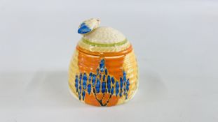 A CLARICE CLIFF FANTASQUE BIZARRE PATTERN SMALL HONEY POT AND COVER,