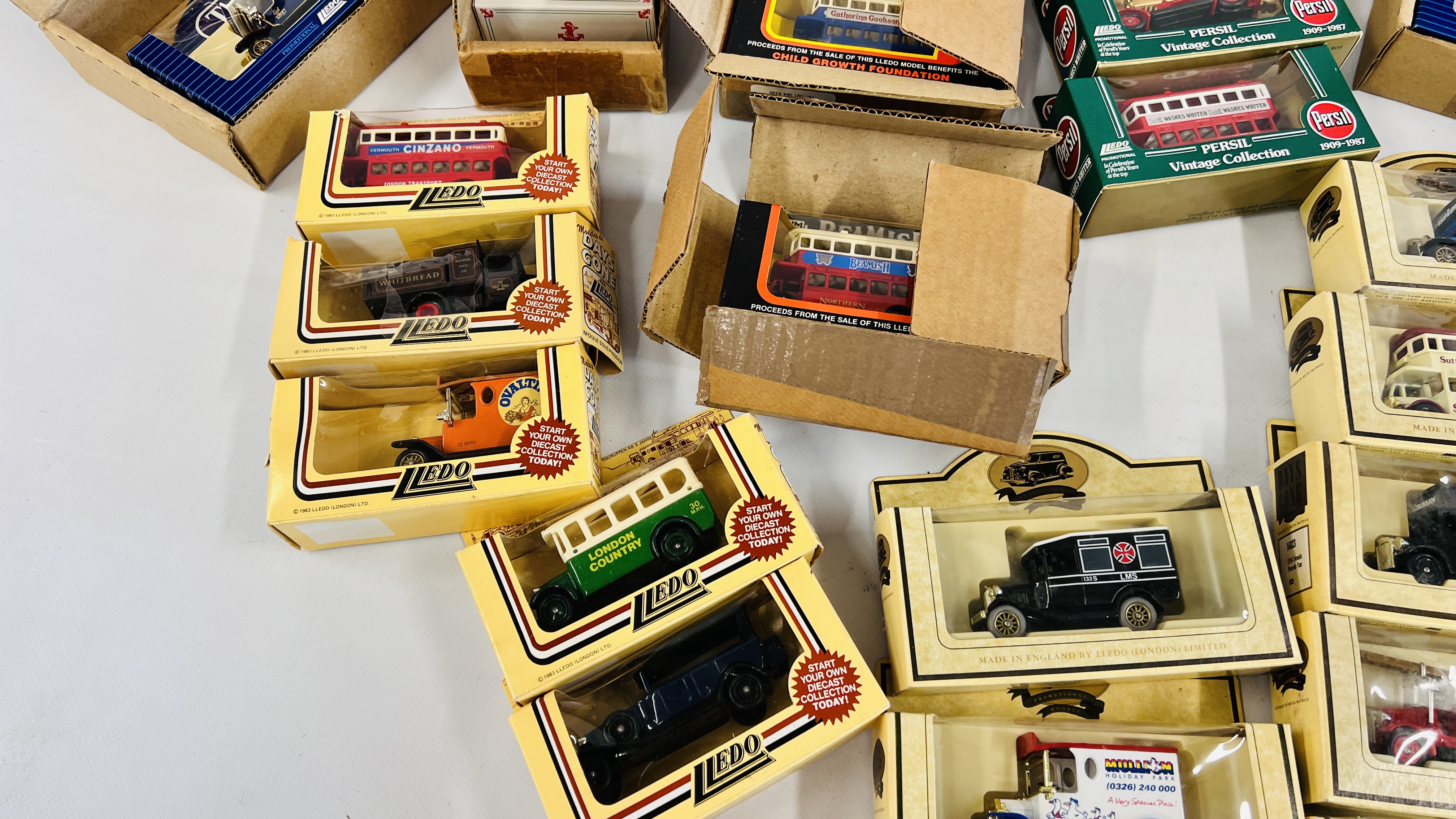 LARGE COLLECTION BOXED DIE-CAST VEHICLES INCLUDING LLEDO. - Image 6 of 9