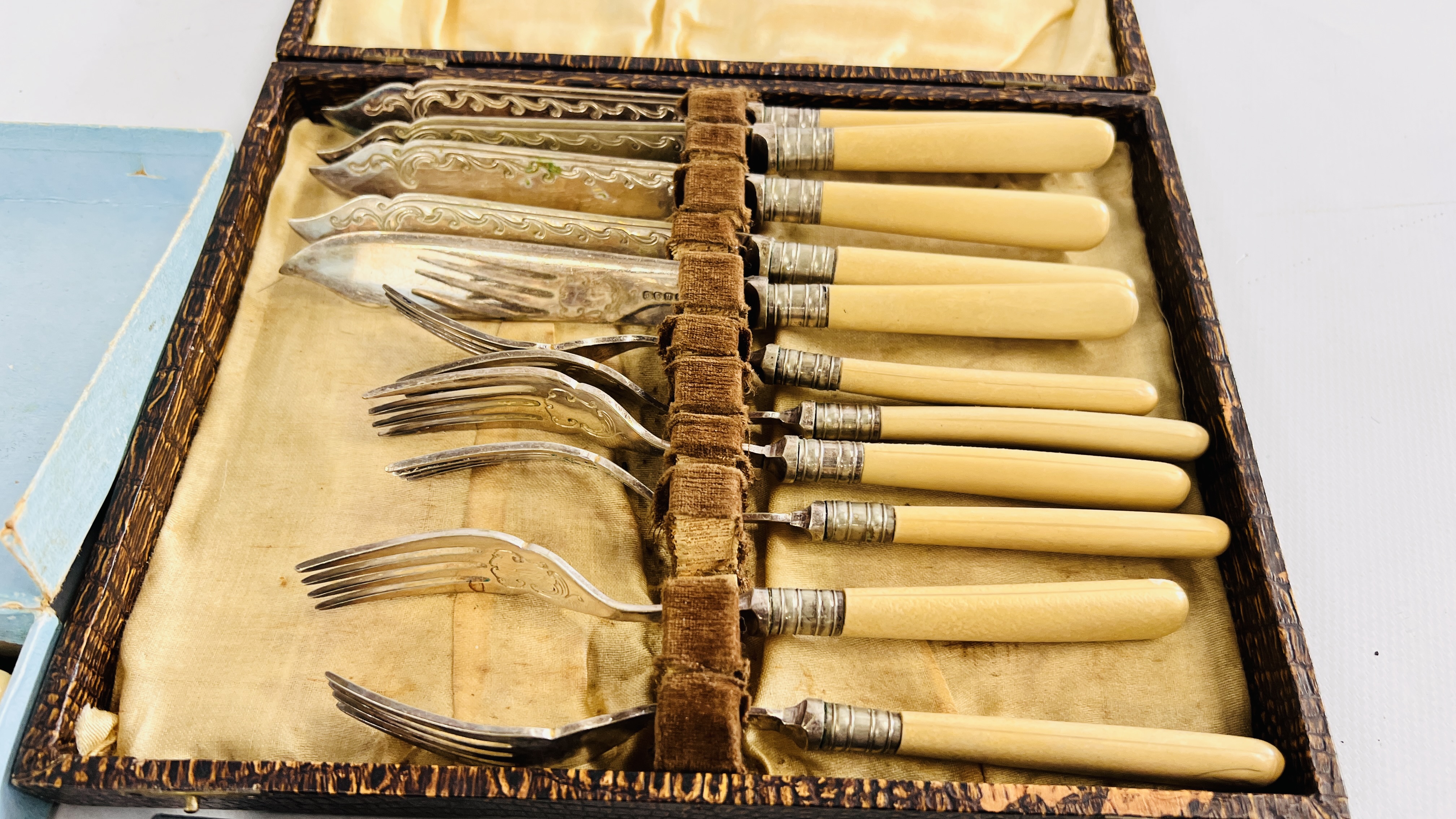 A GROUP OF BOXED CUTLERY TO INCLUDE GLOVER & SMITH SALAD SERVERS, CASED SET OF 6 CAKE FORKS. - Image 4 of 5