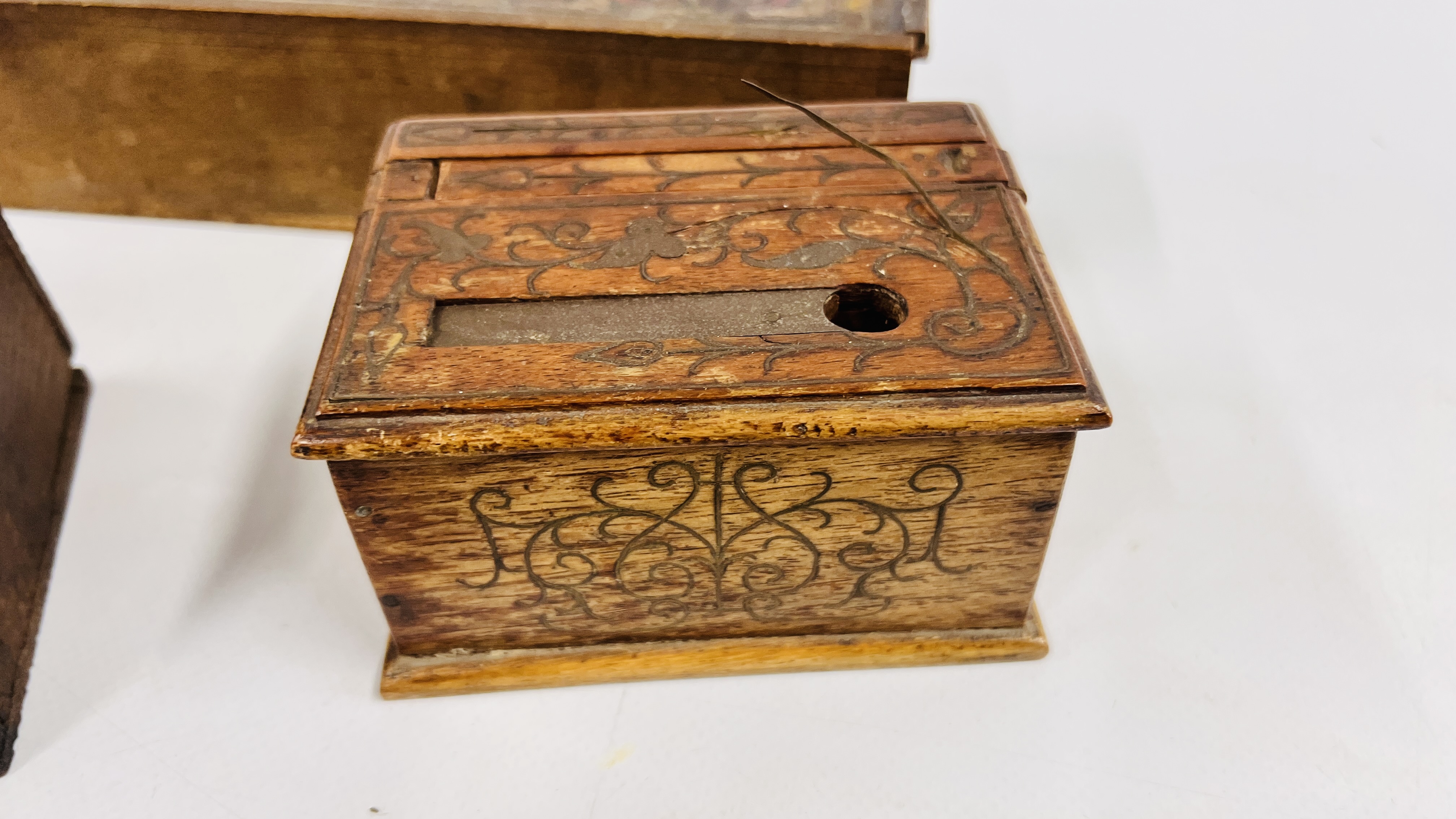 A BOX OF VINTAGE GAMES TO INCLUDE A WOODEN CHESS SET AND A SUPERIOR BONE AND EBONY DOMINOES IN - Image 5 of 6