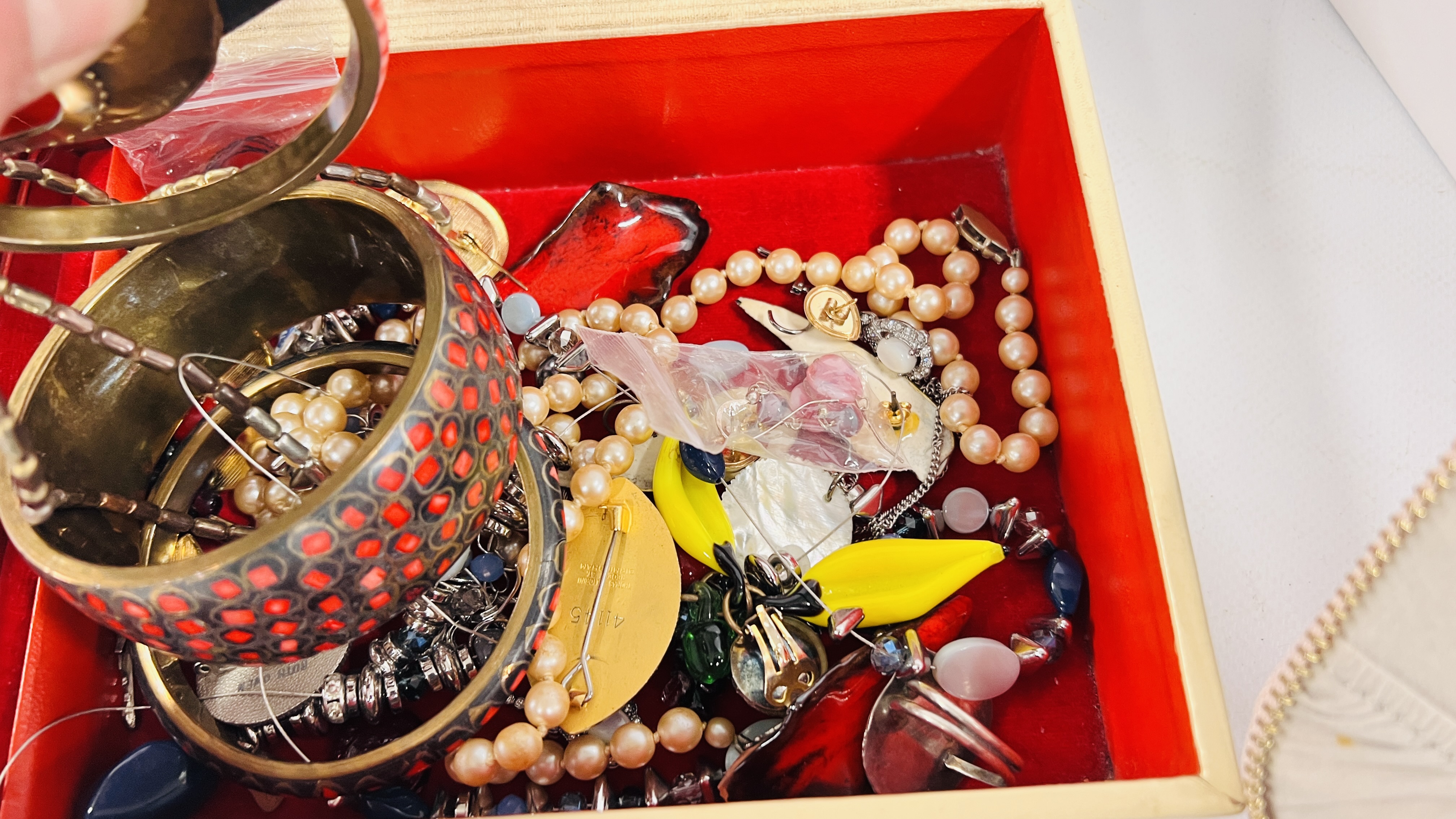 A SHOE BOX AND JEWELLERY BOX CONTAINING AN EXTENSIVE COLLECTION OF SILVER AND COSTUME JEWELLERY, - Image 6 of 8