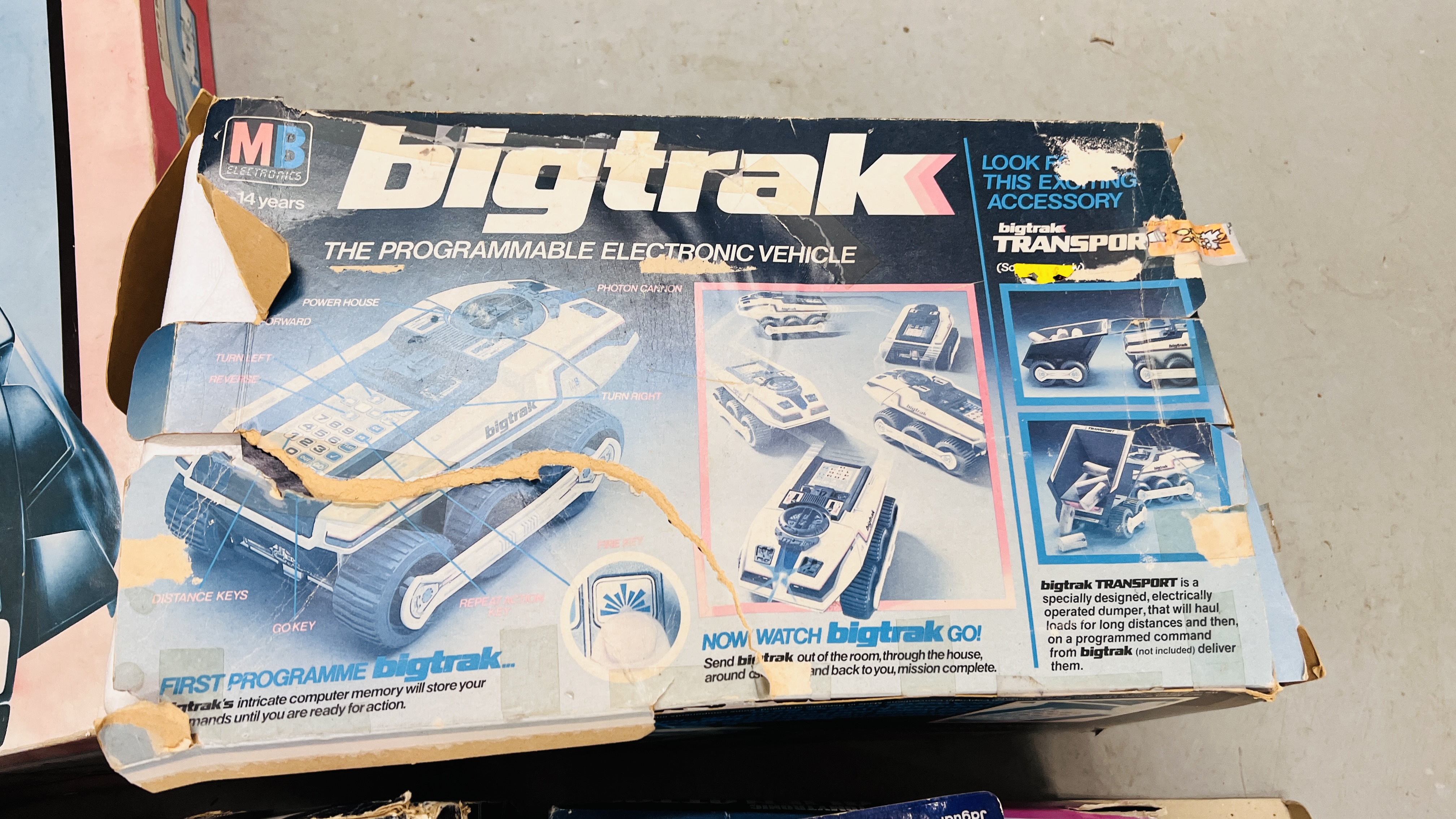 LARGE GROUP OF RETRO TOYS TO INCLUDE BOXED FISHER PRICE ALPHA PROBE ROCKET, BOXED BIG TRACK, - Image 6 of 7