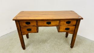 A RUSTIC PINE 5 DRAWER DRESSING TABLE, W 120CM X D 47CM X H 76CM.