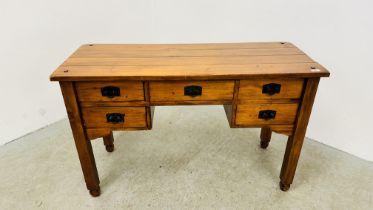 A RUSTIC PINE 5 DRAWER DRESSING TABLE, W 120CM X D 47CM X H 76CM.