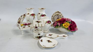 A GROUP OF ROYAL ALBERT OLD COUNTRY ROSES TO INCLUDE A PAIR OF VASES, A WISHING WELL, PIANO,