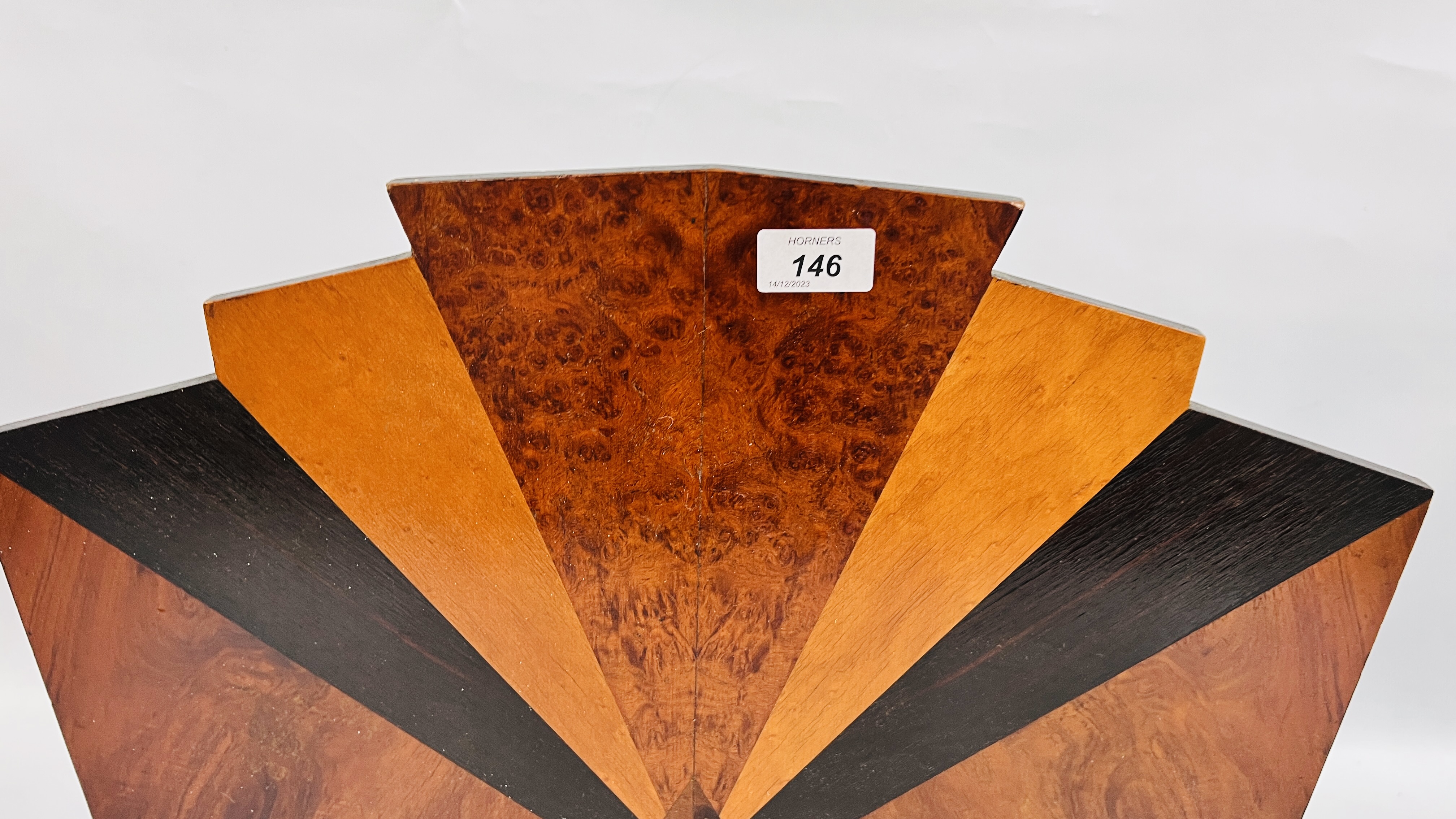 AN ART DECO VENEERED FIRE SCREEN, W 52CM X H 63.5CM. - Image 2 of 6