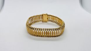 AN IMPRESSIVE YELLOW METAL ARTICULATED CUFF STYLE BRACELET (INDISTINCT MARKS).