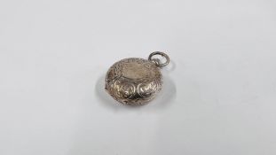 AN ANTIQUE SILVER SOVEREIGN CASE, BIRMINGHAM ASSAY ALO DIAMETER 3.5CM.