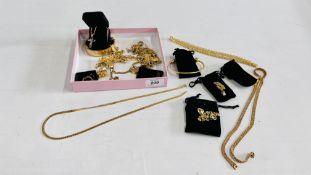 A TRAY OF ASSORTED GOLD TONE JEWELLERY TO INCLUDE NECKLACES, BROOCHES, BRACELETS ETC.