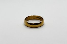 A 9CT GOLD WEDDING BAND SIZE W/X.