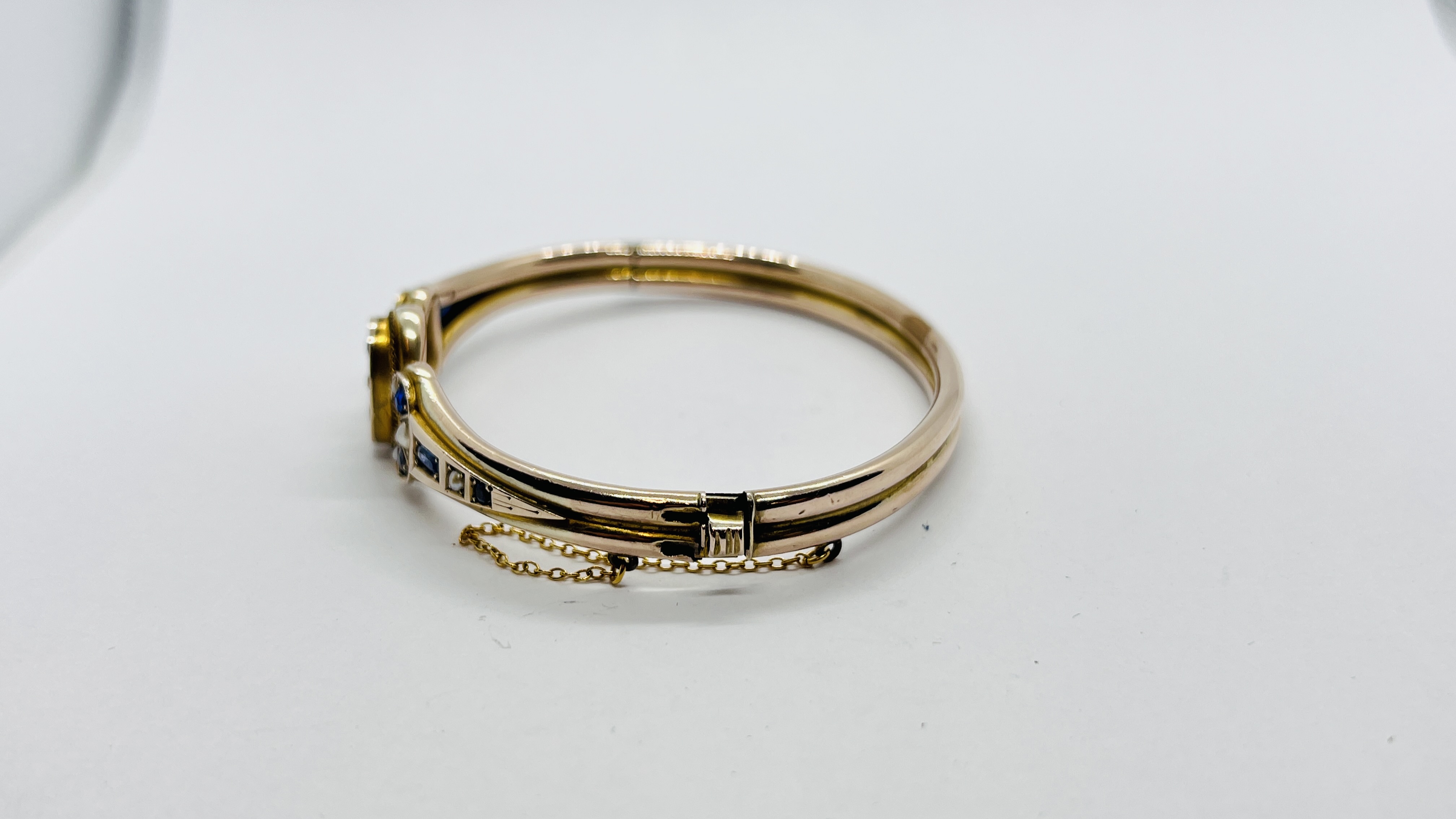 AN IMPRESSIVE EDWARDIAN HINGED YELLOW METAL BANGLE AND SAFETY CHAIN INSET WITH A DIAMOND, - Image 7 of 10