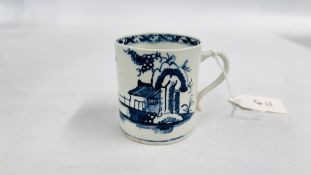 A LOWESTOFT BLUE AND WHITE TANKARD DECORATED WITH THE LONG BRIDGE PATTERN, c.