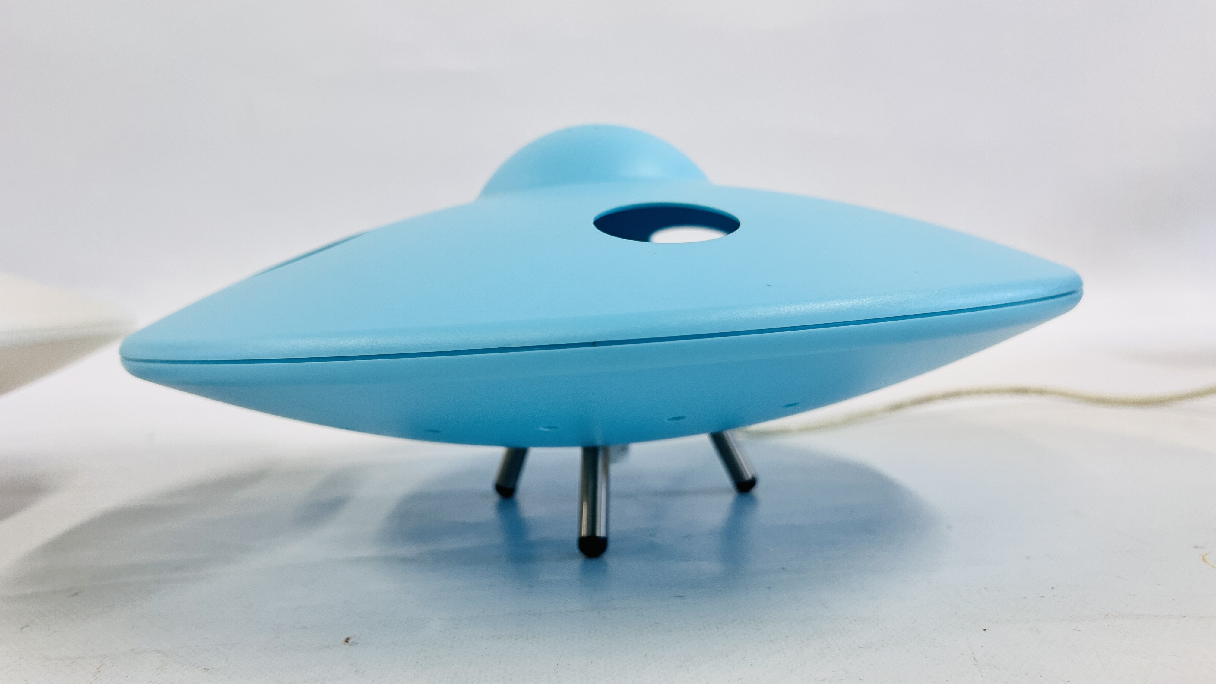 A PAIR OF DESIGNER FLYING SAUCER TABLE LAMPS, DESIGNED BY MR. - Image 2 of 4