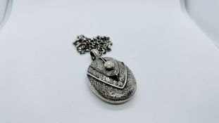 A VINTAGE VICTORIAN OVAL WHITE METAL LOCKET (H 4.5CM X W 3.