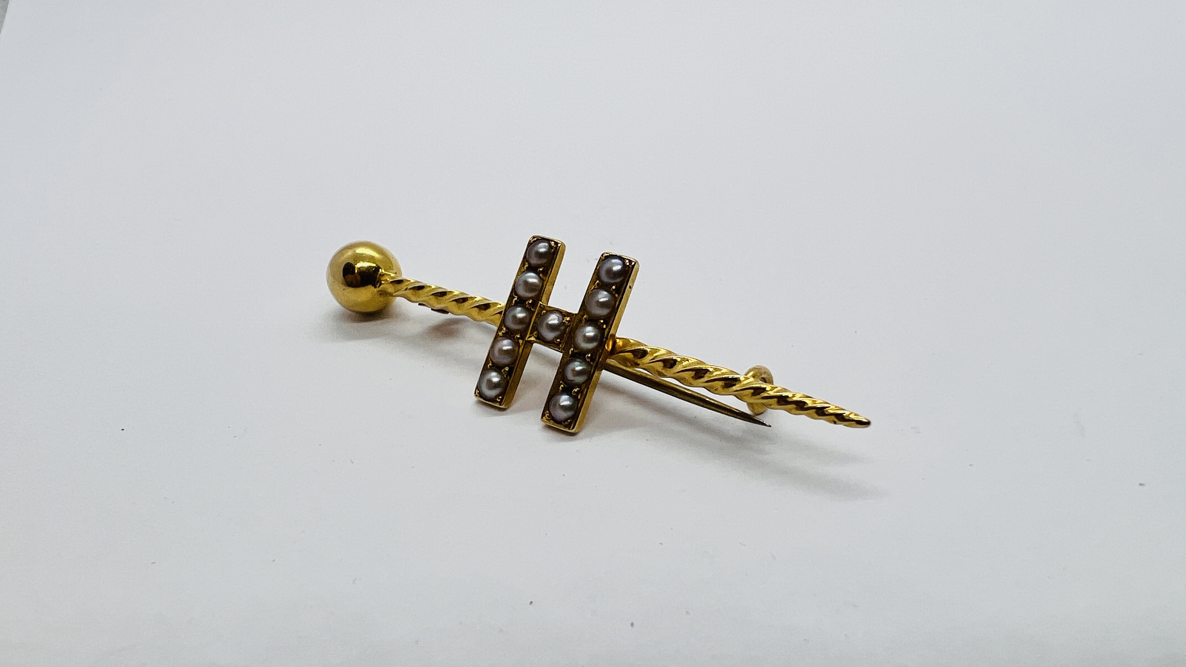 AN 18CT GOLD BAR BROOCH WITH MONOGRAM H SET WITH 11 SEED PEARLS. - Image 2 of 5