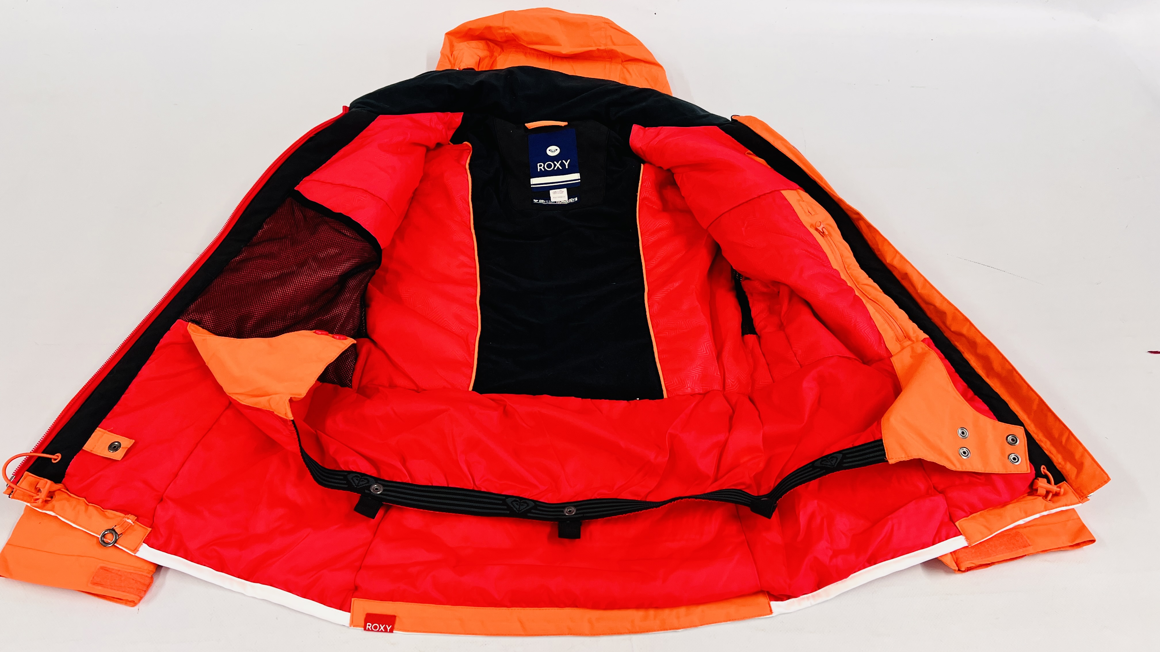 AN AS NEW ROXY DRY FLIGHT TECHNOLOGY SKI COAT, XS. - Image 3 of 6