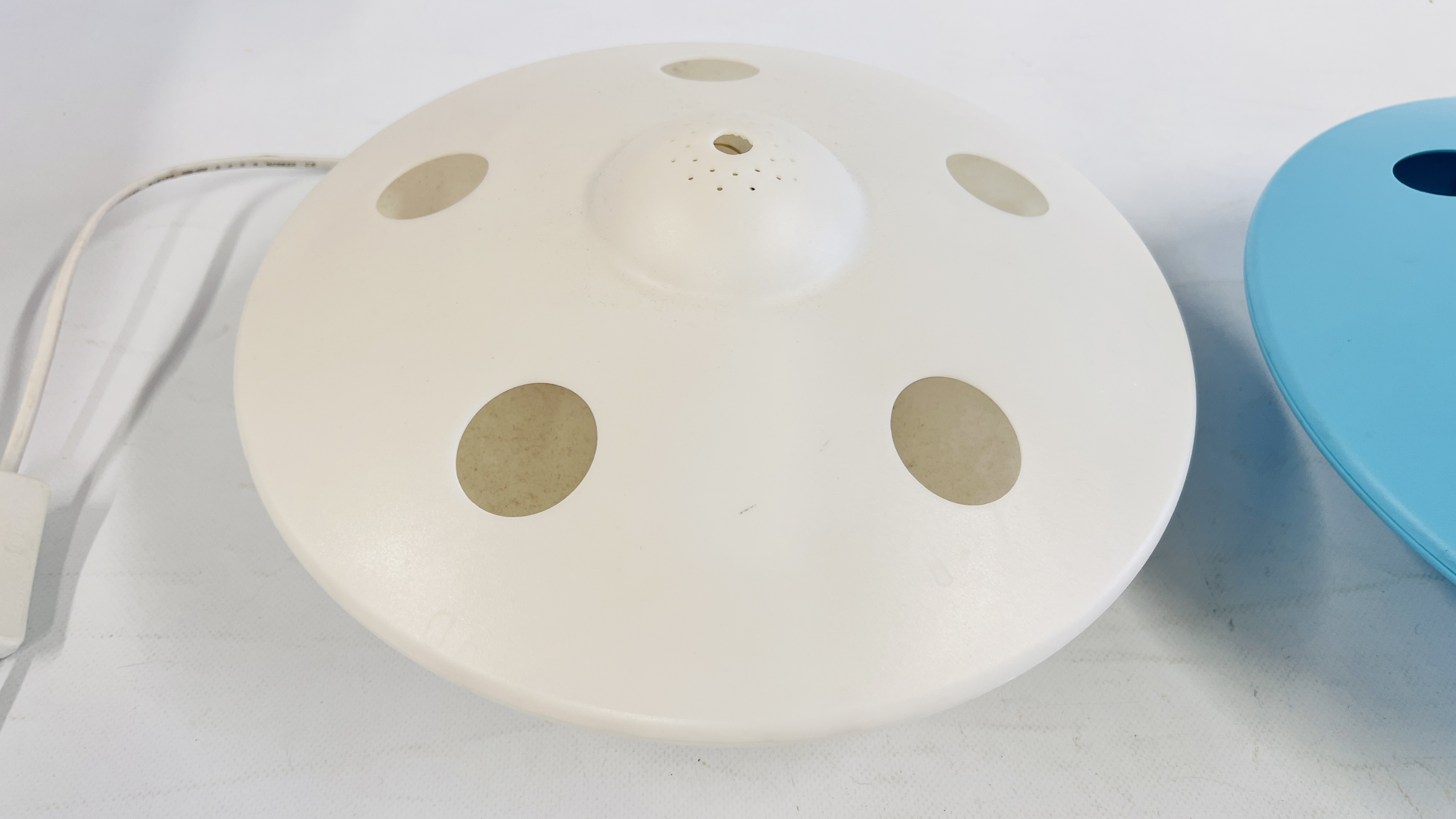 A PAIR OF DESIGNER FLYING SAUCER TABLE LAMPS, DESIGNED BY MR. - Image 4 of 4